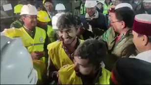 Rescatan a los 41 mineros atrapados bajo tierra durante dos semanas en la India