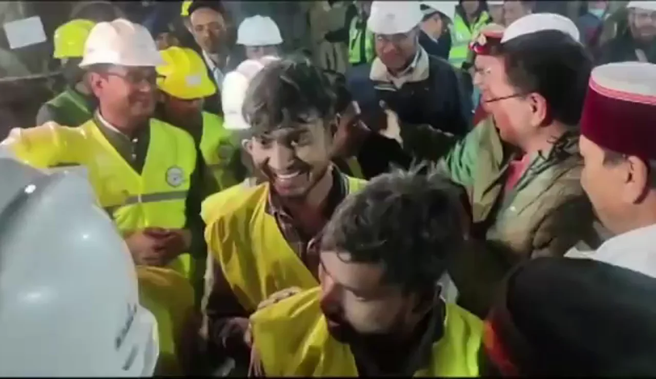 Rescatan a los 41 mineros atrapados bajo tierra durante dos semanas en la India