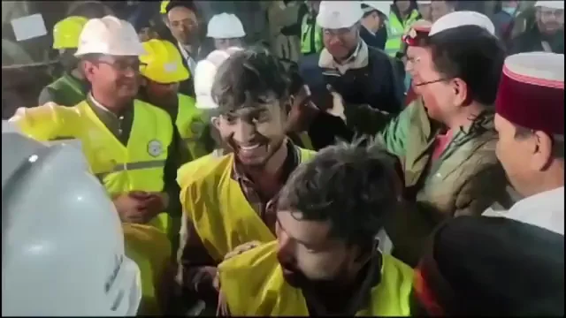Rescatan a los 41 mineros atrapados bajo tierra durante dos semanas en la India Rescatan a los 41 mineros atrapados bajo tierra durante dos semanas en la India
