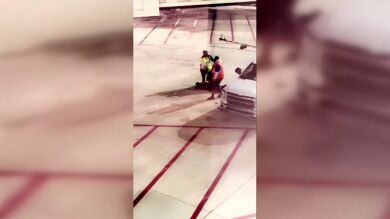 VÍDEO: El momento en el que el pasajero de un vuelo de EEUU abre la puerta del avión y salta a la pista