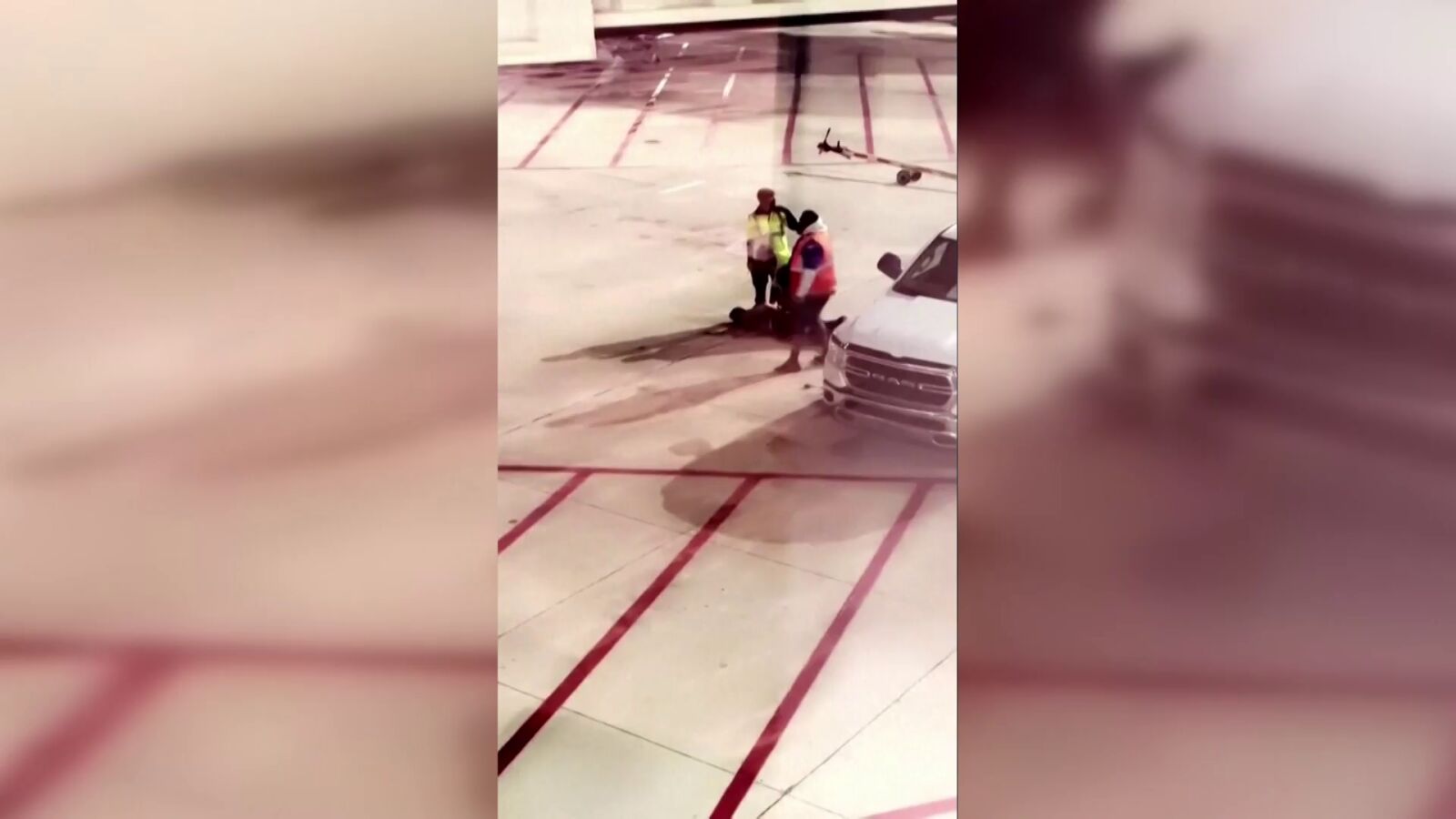 VÍDEO: El momento en el que el pasajero de un vuelo de EEUU abre la puerta del avión y salta a la pista