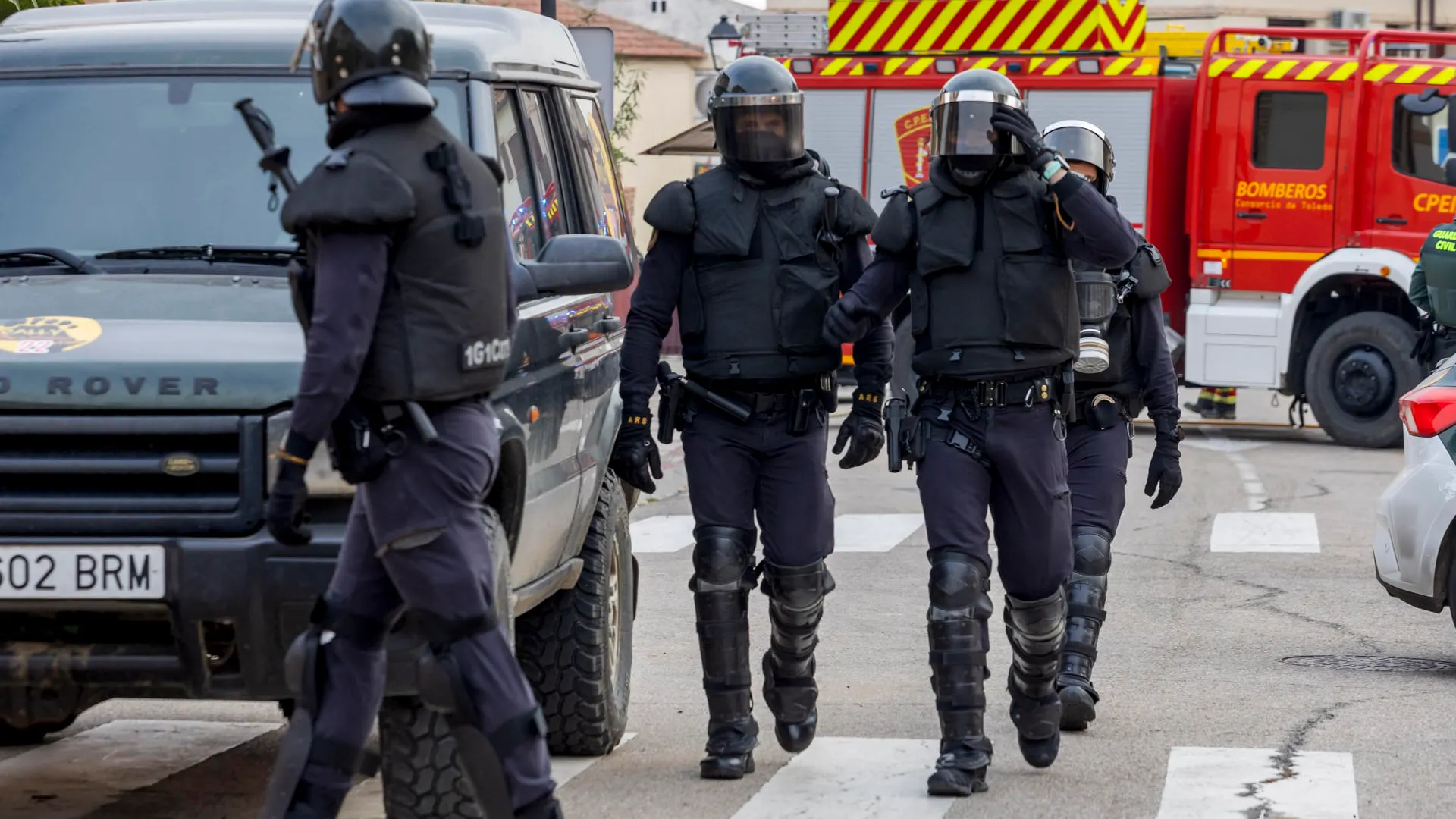 Los agentes durante la intervención policial Los agentes durante la intervención policial