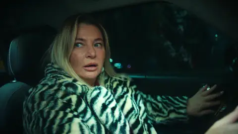 ¡Şevval atropella a Akif tras protagonizar una fuerte discusión con él! ¡Şevval atropella a Akif tras protagonizar una fuerte discusión con él!