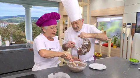 Remueve con la batidora y ve añadiendo la nata poco a poco Remueve con la batidora y ve añadiendo la nata poco a poco