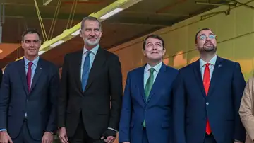 Pedro Sánchez, Felipe VI, Alfonso Fernández Mañueco y Adrián Barbón