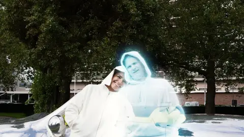 Alicia Framis y el holograma con el que está prometida Alicia Framis y el holograma con el que está prometida