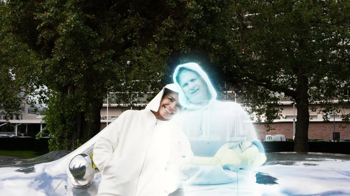 Alicia Framis y el holograma con el que est&aacute; prometida