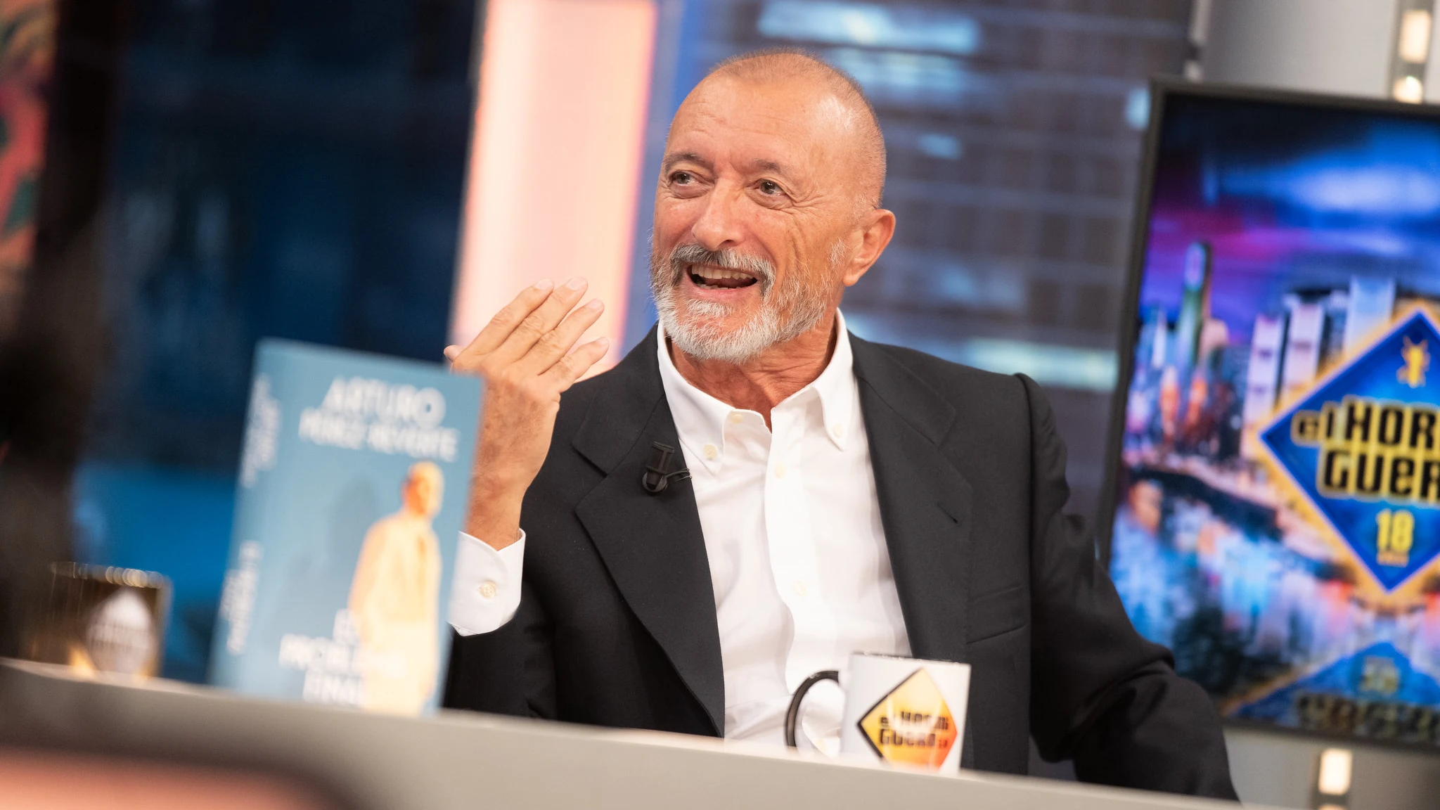 Arturo Pérez Reverte, letal con Pedro Sánchez: "Vendió a su madre pero entrega la nuestra en vez de la suya" Arturo Pérez Reverte, letal con Pedro Sánchez: "Vendió a su madre pero entrega la nuestra en vez de la suya"