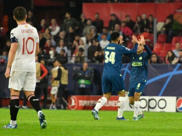 Los jugadores del PSV celebran un gol ante el Sevilla