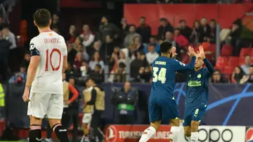 Los jugadores del PSV celebran un gol ante el Sevilla