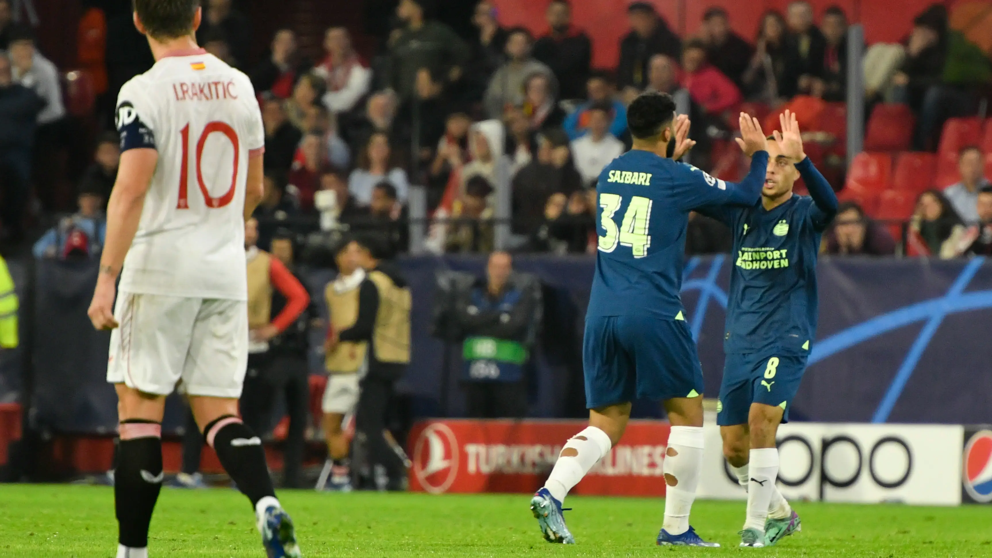 Los jugadores del PSV celebran un gol ante el Sevilla Los jugadores del PSV celebran un gol ante el Sevilla