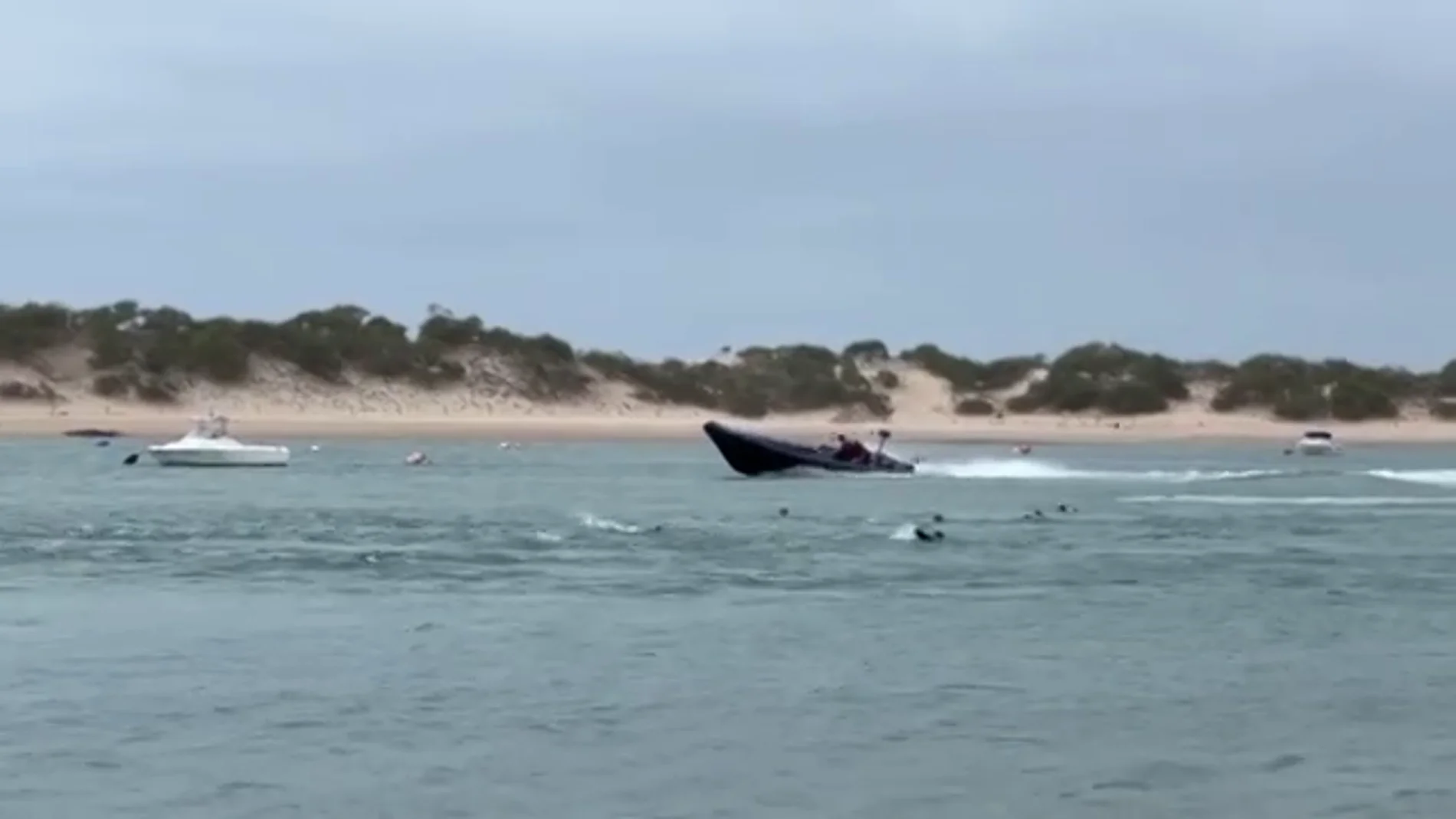 Mueren 4 migrantes a los que obligaron a lanzarse al mar de una embarcación en Cádiz