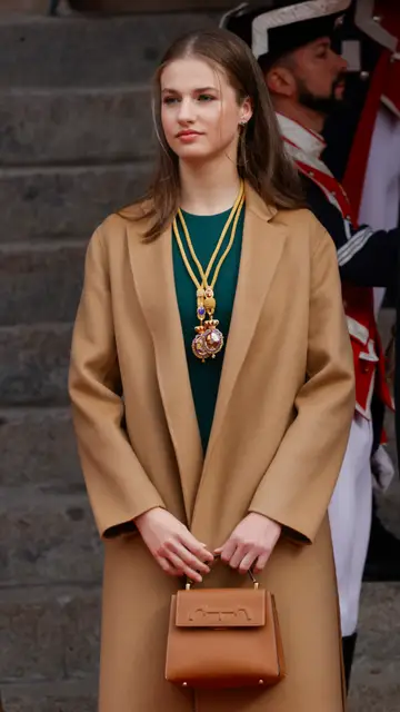 El bolso de la reina Letizia que lleva la princesa Leonor El bolso de la reina Letizia que lleva la princesa Leonor