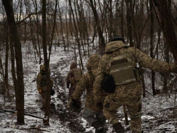 Soldados ucranianos regresan del combate tras cumplir su misión.