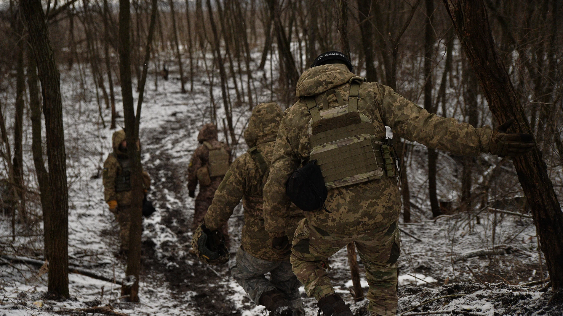 Soldados ucranianos regresan del combate tras cumplir su misión.