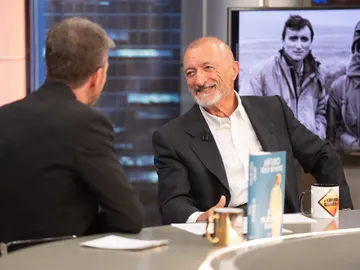 Arturo Pérez-Reverte recuerda su etapa en la guerra de Nicaragua: "Nunca me habían amenazado de una manera tan elegante" Arturo Pérez-Reverte recuerda su etapa en la guerra de Nicaragua: "Nunca me habían amenazado de una manera tan elegante"