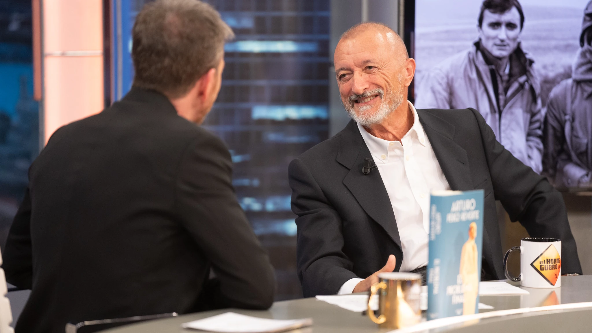 Arturo Pérez-Reverte recuerda su etapa en la guerra de Nicaragua: "Nunca me habían amenazado de una manera tan elegante" Arturo Pérez-Reverte recuerda su etapa en la guerra de Nicaragua: "Nunca me habían amenazado de una manera tan elegante"