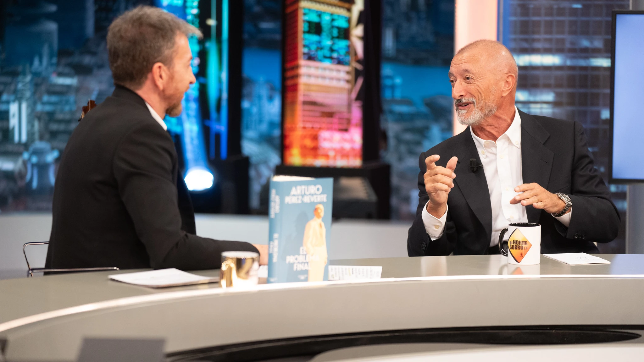 ¿Monarquía o República? Pérez-Reverte analiza las debilidades y fortalezas de nuestro país ¿Monarquía o República? Pérez-Reverte analiza las debilidades y fortalezas de nuestro país