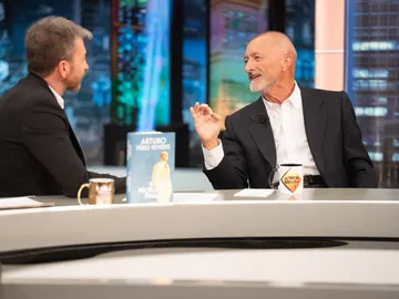 Arturo Pérez-Reverte, sobre el conflicto entre Israel y Hamás: "A quién diga que tiene claro quién es el bueno y quién el malo, se lo han contado mal" Arturo Pérez-Reverte, sobre el conflicto entre Israel y Hamás: "A quién diga que tiene claro quién es el bueno y quién el malo, se lo han contado mal"