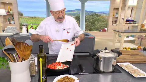 Añade los ajos, la cebolla y el pimiento pelado y troceado Añade los ajos, la cebolla y el pimiento pelado y troceado