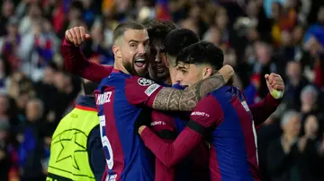 Íñigo Martínez, Pedri, Cancelo y Joao Félix celebran un gol ante el Oporto (2-1)