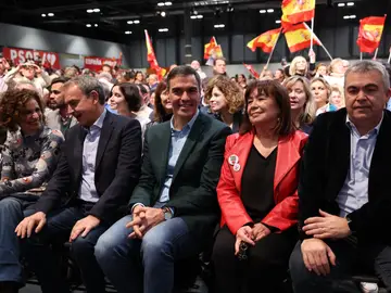 Pedro Sánchez junto a Cristina Narbona y Santos Cerdán León Pedro Sánchez junto a Cristina Narbona y Santos Cerdán León