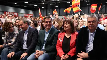 Pedro Sánchez junto a Cristina Narbona y Santos Cerdán León