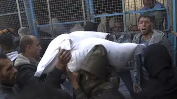 Un palestino carga un saco de harina