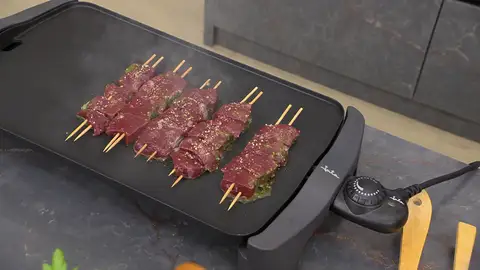 Deposita las brochetas en la plancha bien caliente Deposita las brochetas en la plancha bien caliente