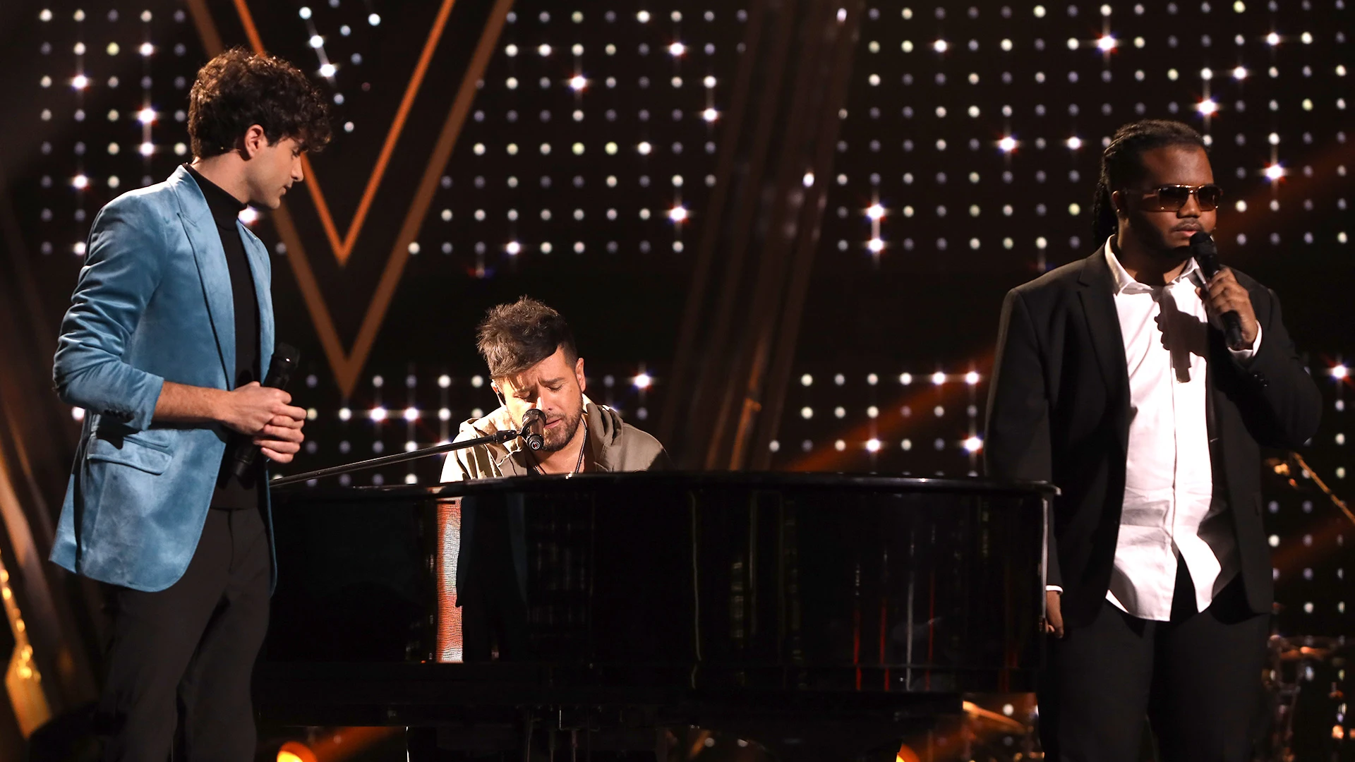 Pablo López canta por primera vez en televisión Abril sin anestesia junto a Lucas y Pablo Pablo López canta por primera vez en televisión Abril sin anestesia junto a Lucas y Pablo