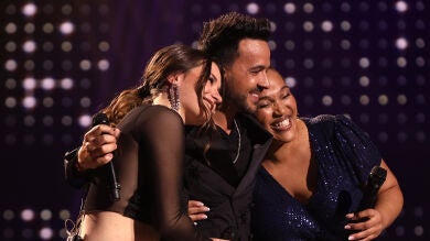 Luis Fonsi cautiva con Phindile y Elsa interpretando Se supone en la Semifinal de La Voz 