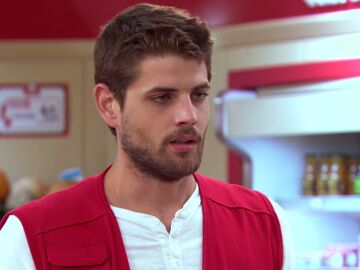 Carlos confiesa a Benigna su secreto, dejando su futuro en el aire: "Soy un desertor de la mili"