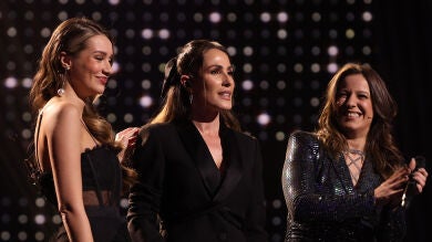 Un momento inolvidable: Malú canta por primera vez con Larisa y Dária Diles 