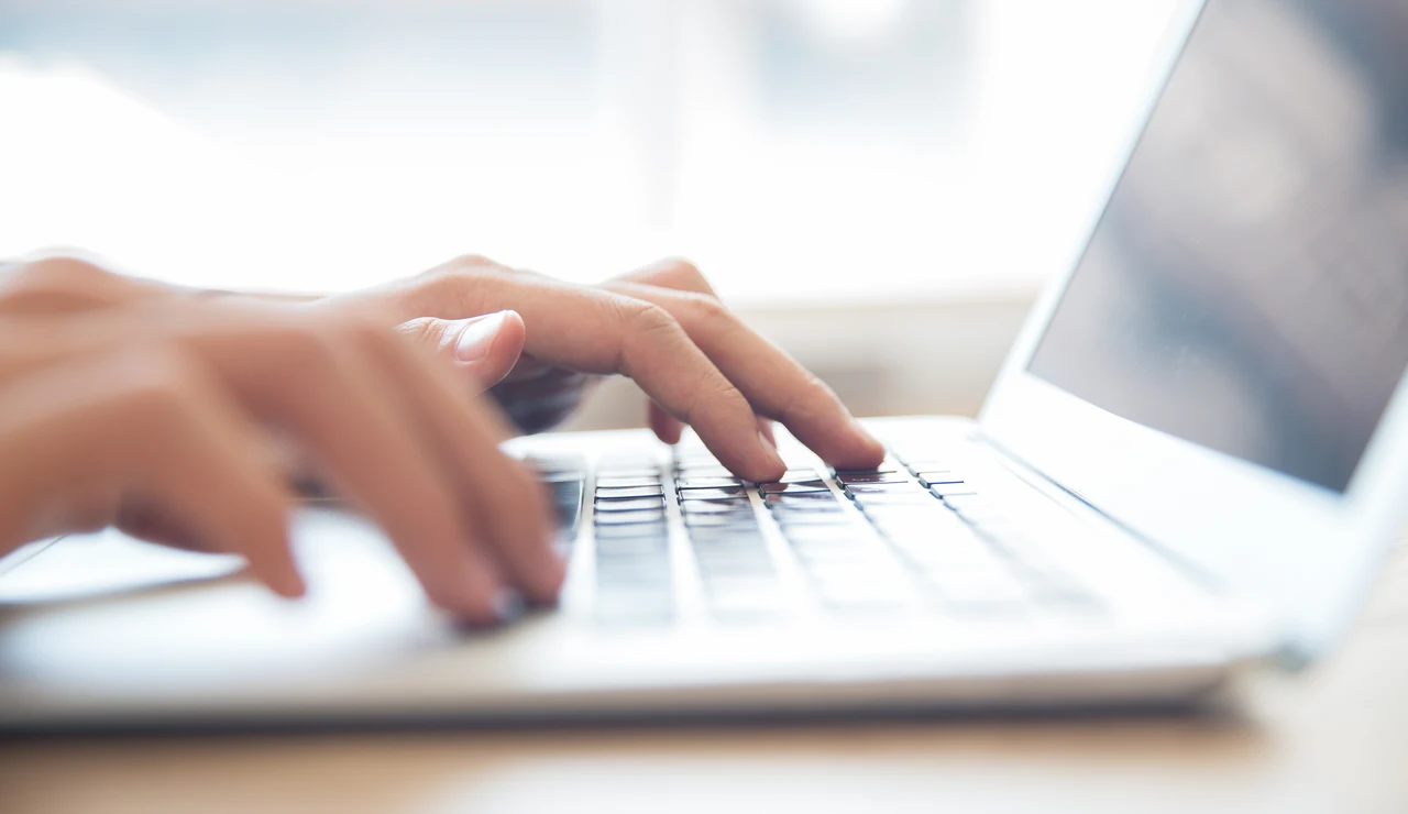 Una mujer con un ordenador