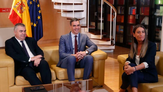 Imagen de archivo del presidente del Gobierno, Pedro S&aacute;nchez (c) con la portavoz de Junts per Catalunya (JxCat) en el Congreso, M&iacute;riam Nogueras, junto a ellos, el secretario de Organizaci&oacute;n del PSOE, Santos Cerd&aacute;n