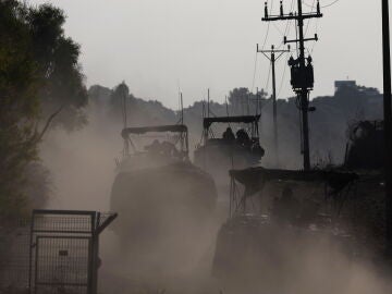 ehículos blindados israelíes maniobran en una posición cerca de la frontera con la Franja de Gaza.