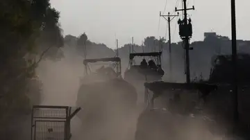 ehículos blindados israelíes maniobran en una posición cerca de la frontera con la Franja de Gaza.