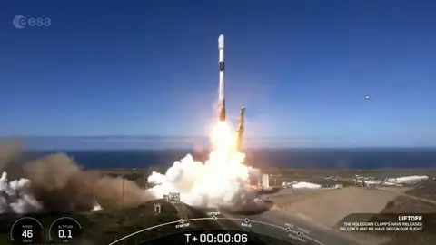 Despegue del cohete Falcon 9 de Space X desde la base aérea militar de Vandenberg (California, EEUU)