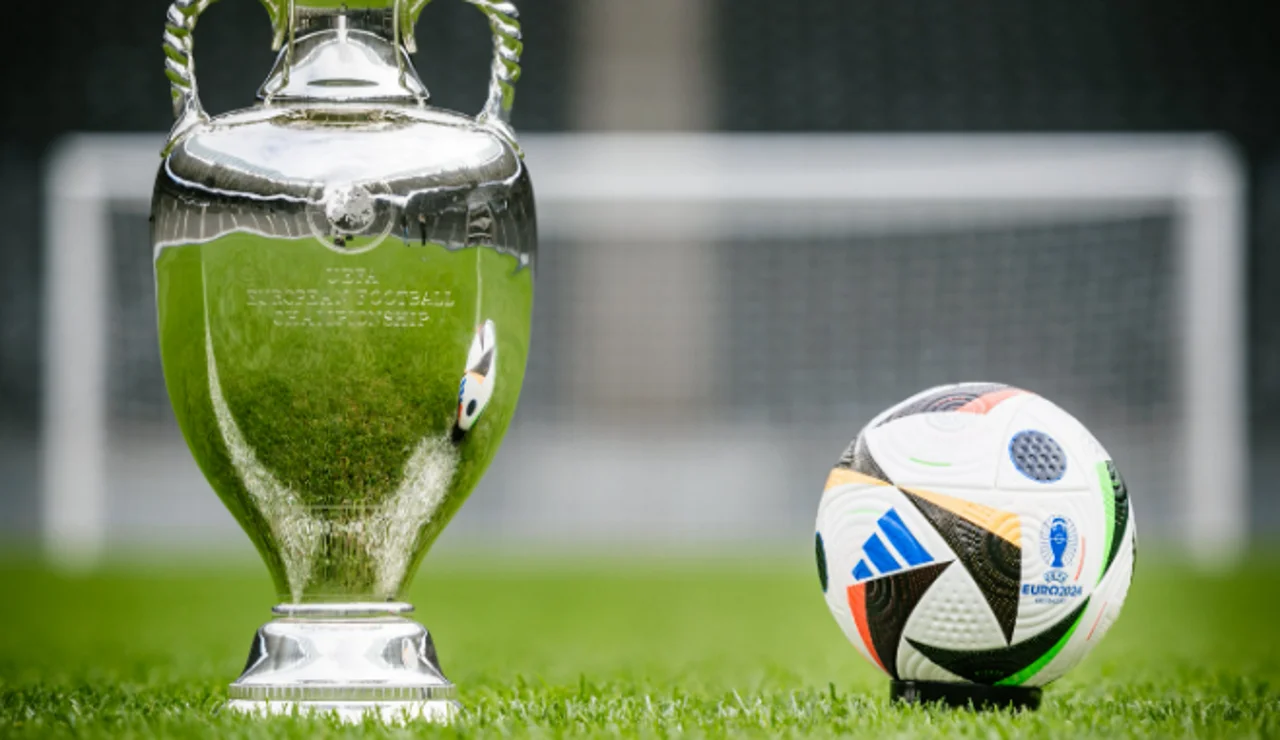 El trofeo y el balón oficial de la Eurocopa 2024