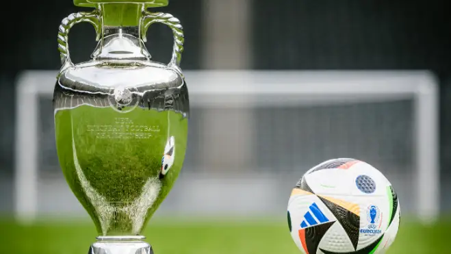 El trofeo y el bal&oacute;n oficial de la Eurocopa 2024