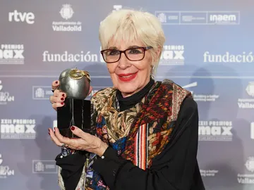 La actriz Concha Velasco recibe el premio Max Honorífico durante los premios MAX 2019 La actriz Concha Velasco recibe el premio Max Honorífico durante los premios MAX 2019