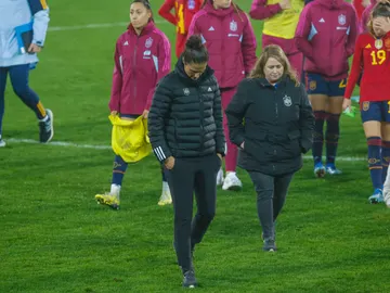Montse Tomé abandona cabizbaja el el Estadio Municipal de Pasarón, Pontevedra (2-3) Montse Tomé abandona cabizbaja el el Estadio Municipal de Pasarón, Pontevedra (2-3)