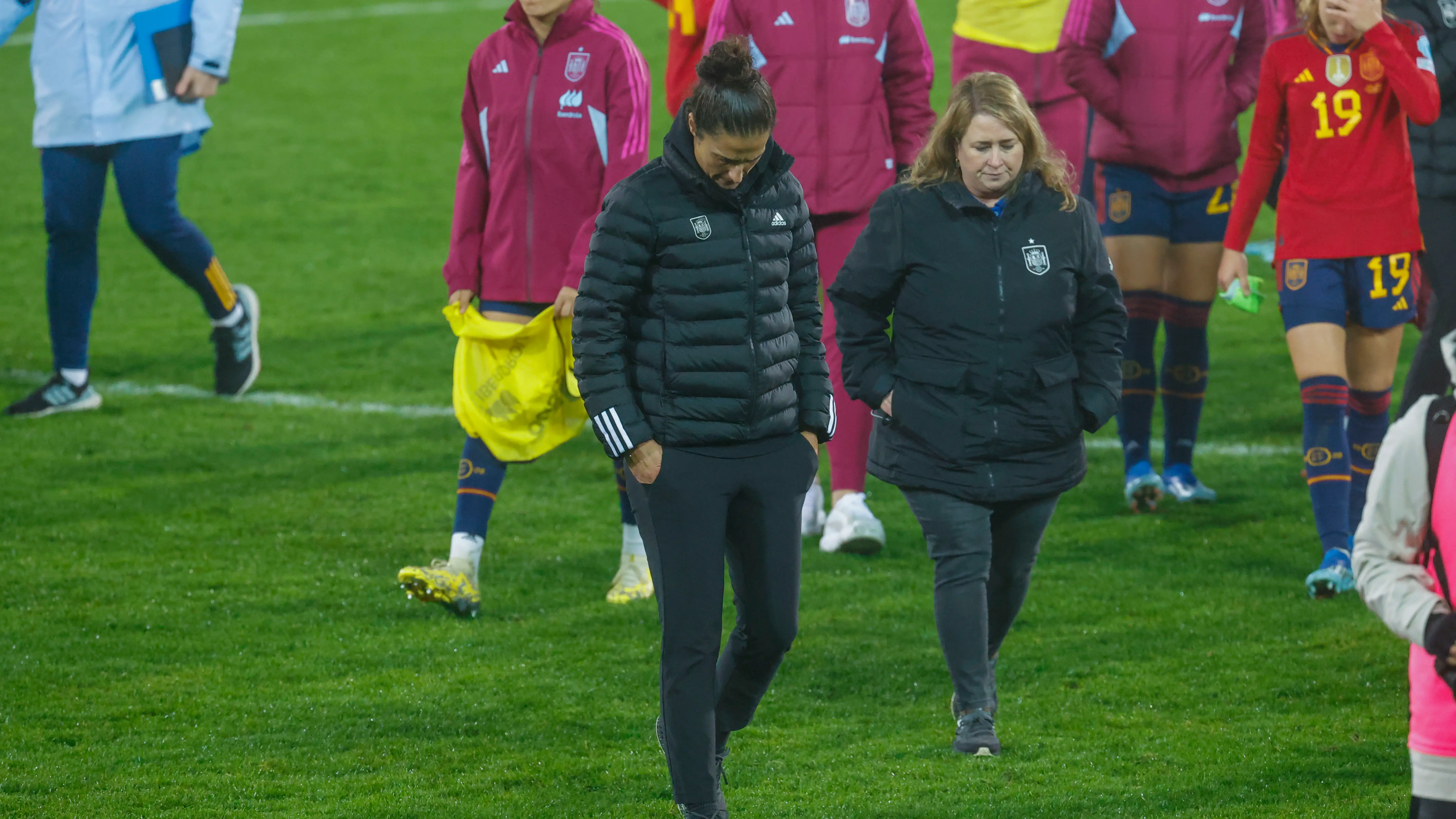 Montse Tomé abandona cabizbaja el el Estadio Municipal de Pasarón, Pontevedra (2-3) Montse Tomé abandona cabizbaja el el Estadio Municipal de Pasarón, Pontevedra (2-3)