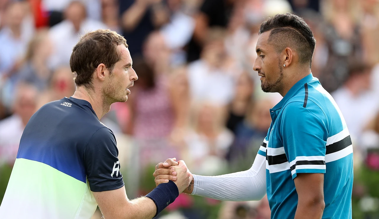 Andy Murray y Nick Kyrgios se saludan tras terminar un partido en Queen's (2018)