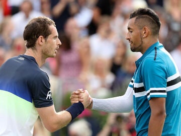 Andy Murray y Nick Kyrgios se saludan tras terminar un partido en Queen's (2018)