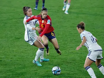 Aitana Bonmatí disputa un balón en el España - Italia (2-3) Aitana Bonmatí disputa un balón en el España - Italia (2-3)