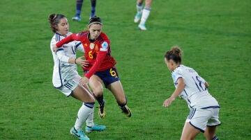 Aitana Bonmatí disputa un balón en el España - Italia (2-3)