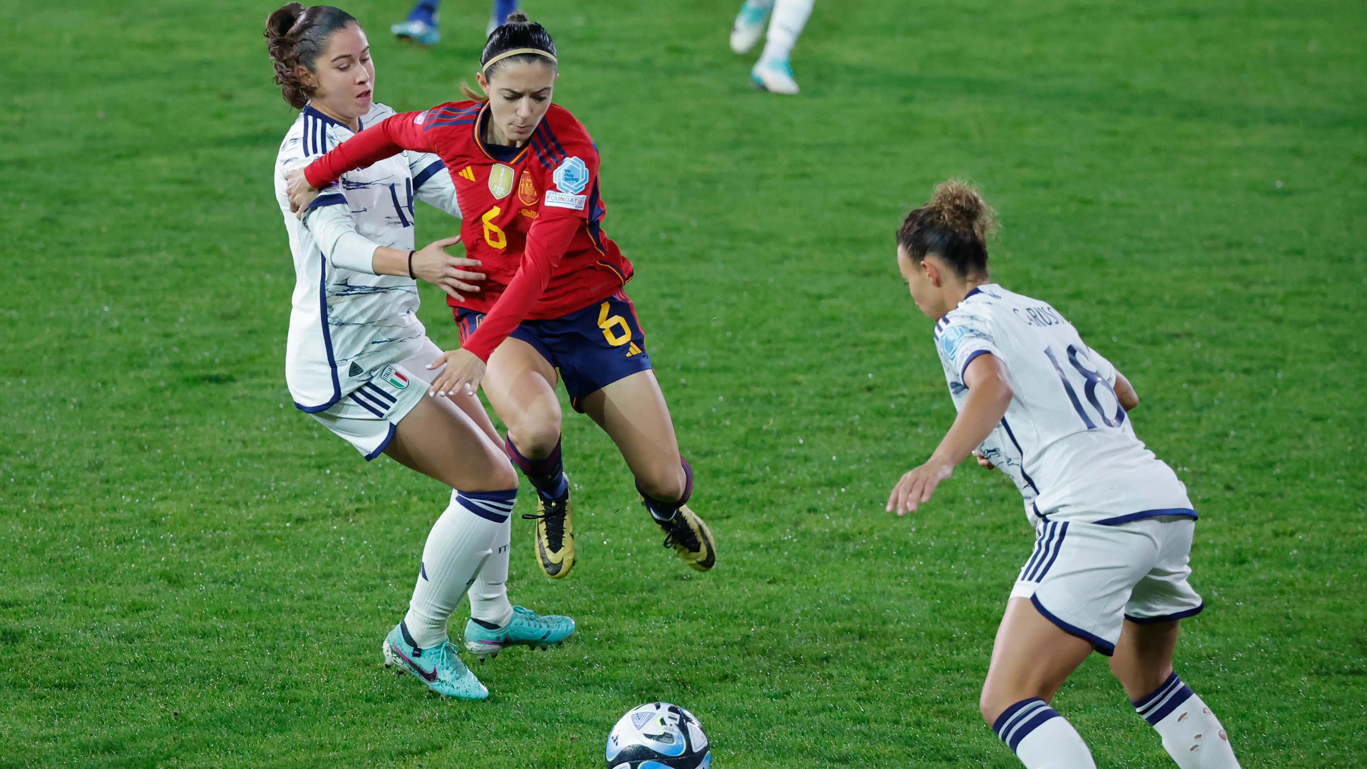 Aitana Bonmatí disputa un balón en el España - Italia (2-3) Aitana Bonmatí disputa un balón en el España - Italia (2-3)