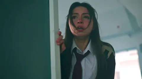 Eyüp provoca un incendio y secuestra a Parla... ¿culminará su venganza? Eyüp provoca un incendio y secuestra a Parla... ¿culminará su venganza?