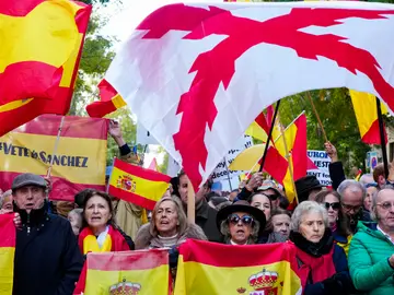 Concentración contra la Amnistía celebrada en la calle Ferraz, en Madrid, este domingo.